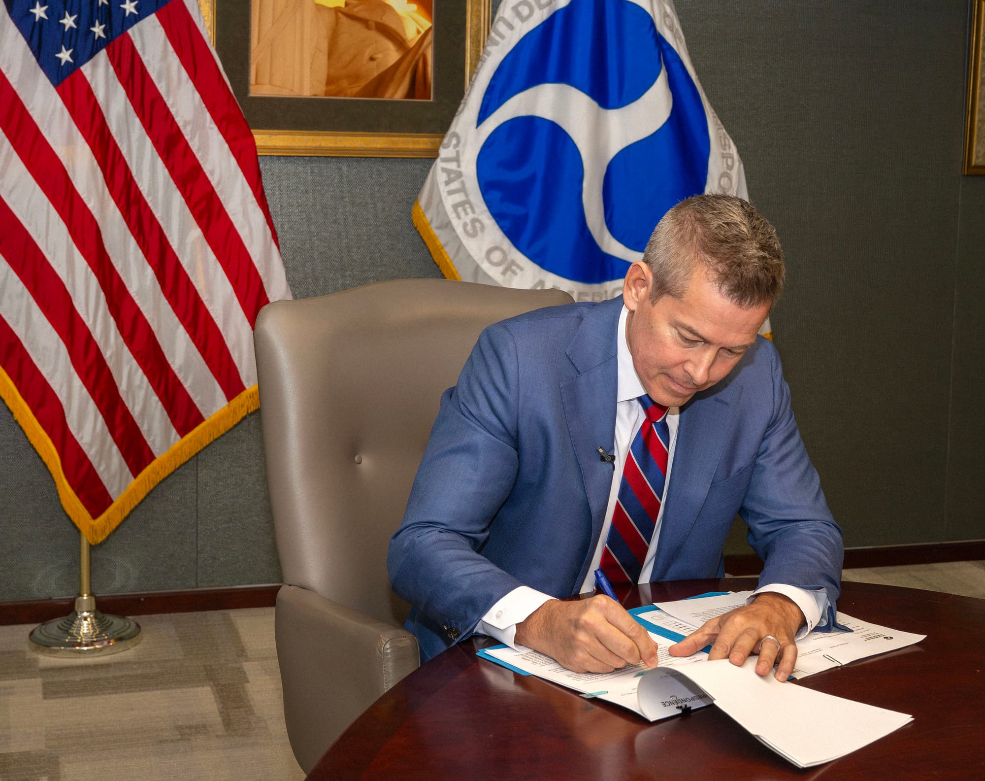 Buttigieg says Trump admin’s move to cancel US flight delay compensation is unsurprising Post image