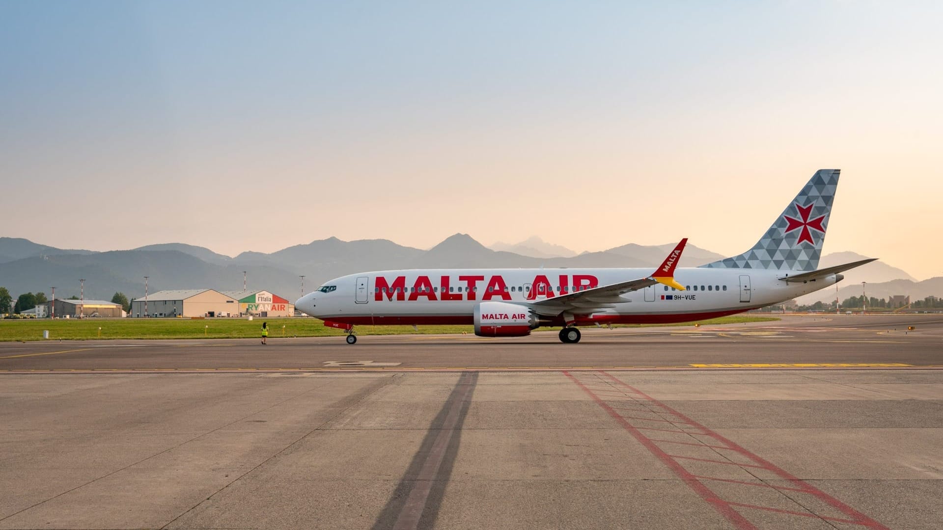 Torn off sun visor shut down Malta Air Boeing 737 MAX engine over Poland Post image