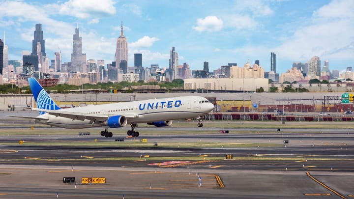 United Airlines urges DOT to include Cathay Pacific in Russia overflight ban