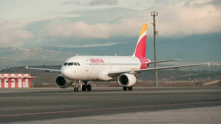 Iberia Airbus A320 encounters weather balloon over Mallorca
